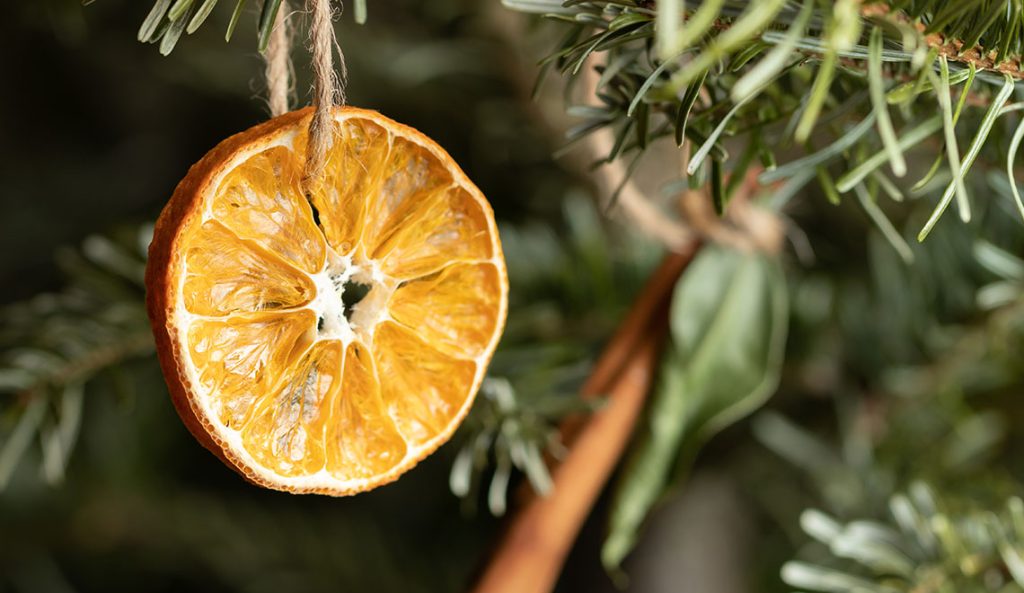 Kerstdecoratie van gedroogde sinaasappel kerstbal maken